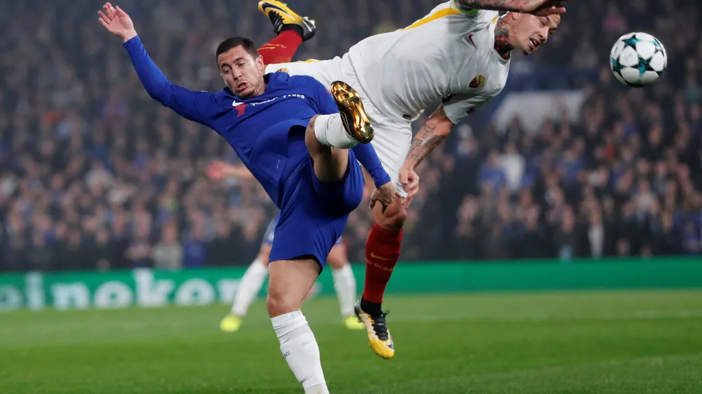 Eden Hazard v souboji s Radjou Nainggolanem z AS Řím