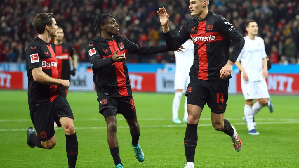 Patrik Schick (vpravo) oslavuje se spoluhráči z Leverkusenu gól v Bundeslize