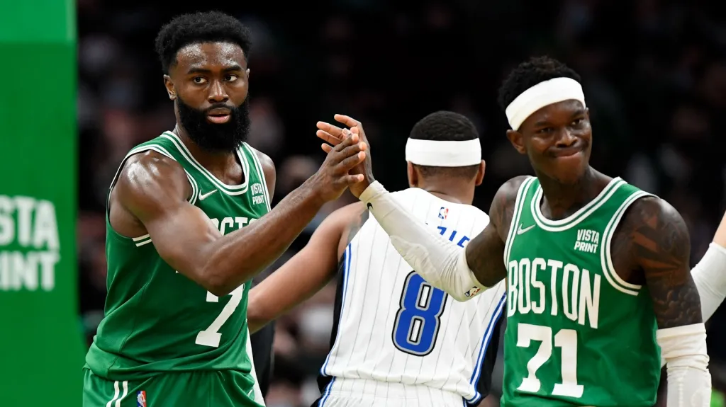 Jaylen Brown (vlevo) slaví se spoluhráčem