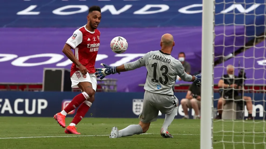 Pierre-Emerick Aubameyang z Arsenalu dává gól