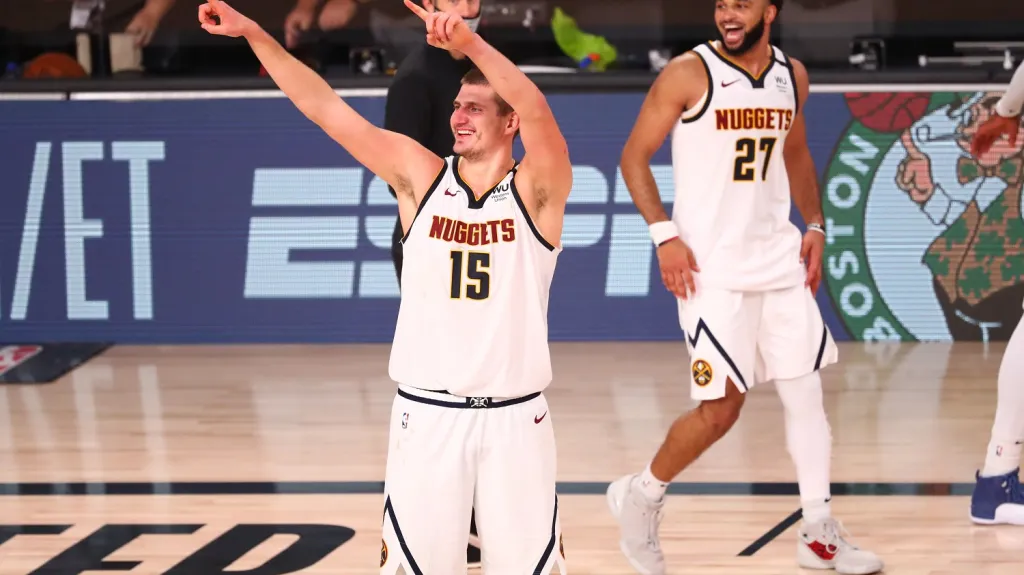 Nikola Jokič a Jamal Murray slaví postup Denveru do semifinále