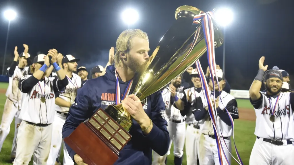 Trenér Arrows Bortis Bokaj líbá trofej pro mistra Česka