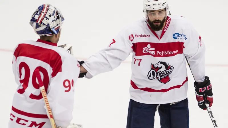 Martin Růžička a Sasha Treille z Pardubic oslavují gól