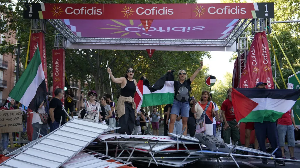 Propalestinští demonstranti boří bariéry během 21. etapy Vuelty