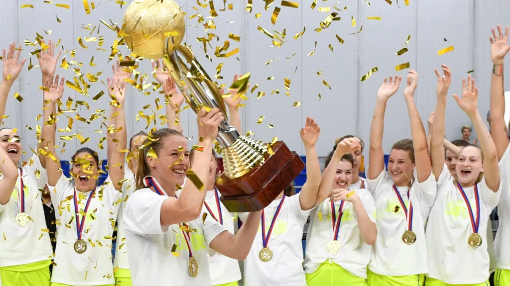 Basketbalistky USK Praha se radují z dalšího titulu