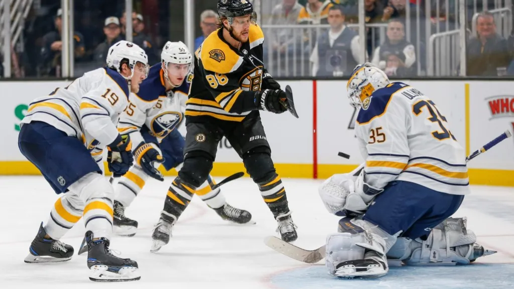 David Pastrňák z Bostonu v utkání proti Buffalu