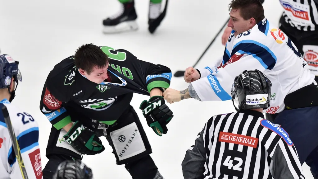 Pěstní souboj mezi Jakubem Orsavou z Mladé Boleslavi (vlevo) Jaroslavem Vlachem z Liberce