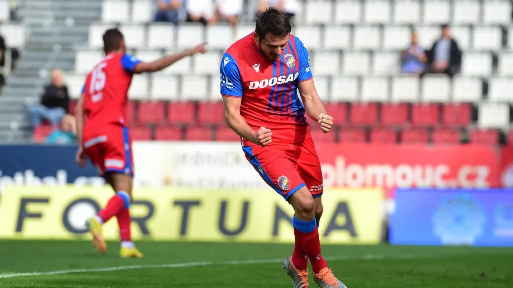 Milan Havel z Plzně se raduje z gólu v Olomouci