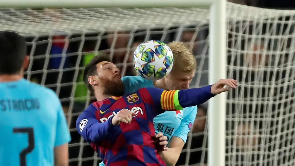 Slávista Michal Frydrych v hlavičkovém souboji s Lionelem Messim z Barcelony