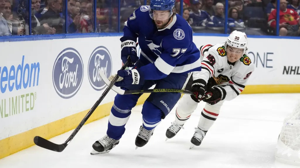 Victor Hedman si v generačním souboji hvězd kryje puk před Connorem Bedardem