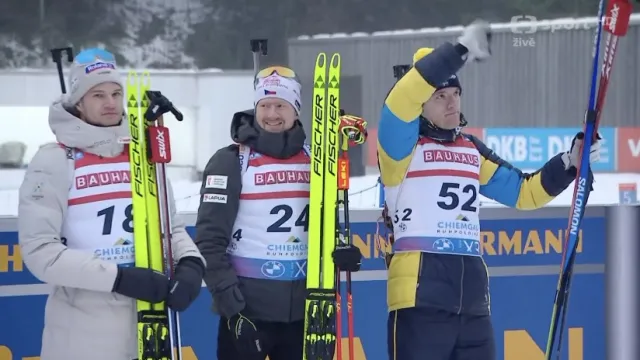 Květinový ceremoniál s Hornigem po vytrvalostním závodu biatlonistů SP v Ruhpoldingu