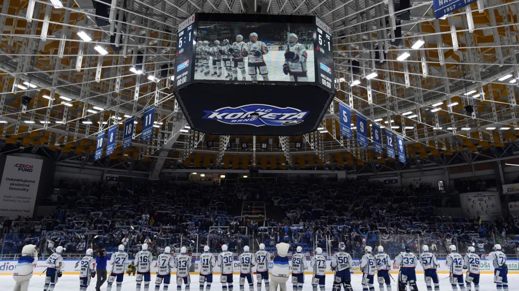 Hokejisté brněnské Komety slaví s diváky výhru