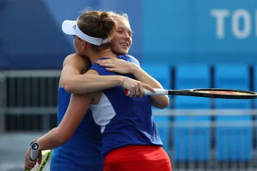 Slavící Kateřina Siniaková (vlevo) a Barbora Krejčíková