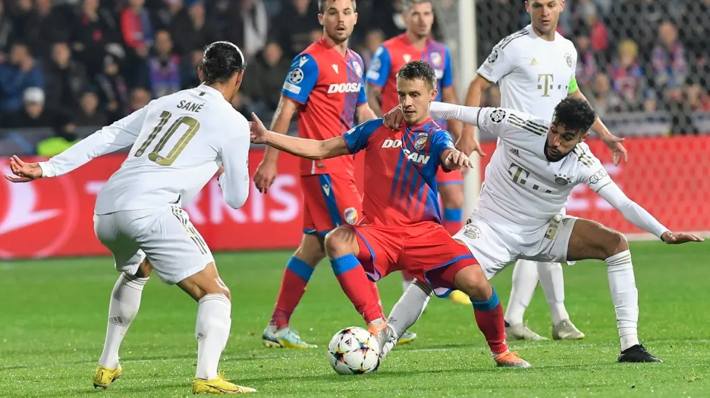 Plzeňský Adam Vlkanova v utkání proti Bayernu Mnichov