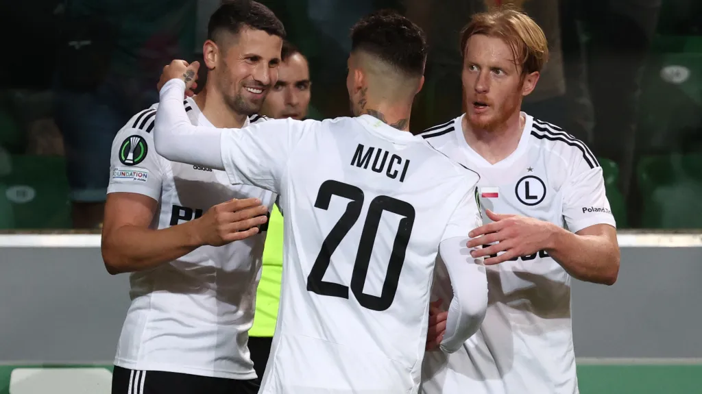 Hráči Legie Varšava se radují po gólu