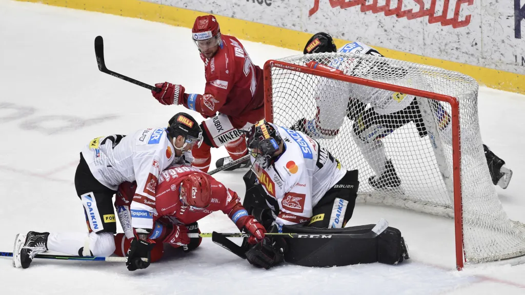 Brankář Sparty Matěj Machovský čelí třinecké šanci