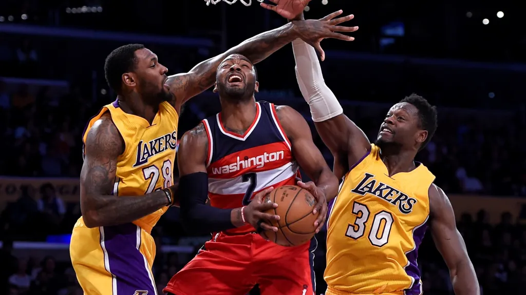 John Wall z Washingtonu (uprostřed) v obklopení hráčů Los Angeles Lakers