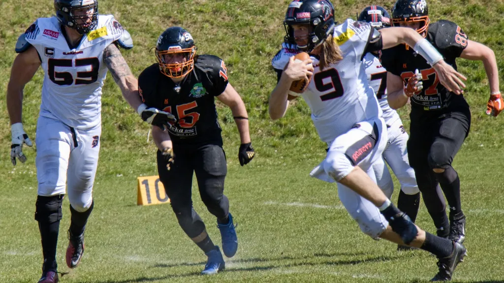 Quarterback Gladiators Jan Dundáček s míčem v utkání proti Sígrs