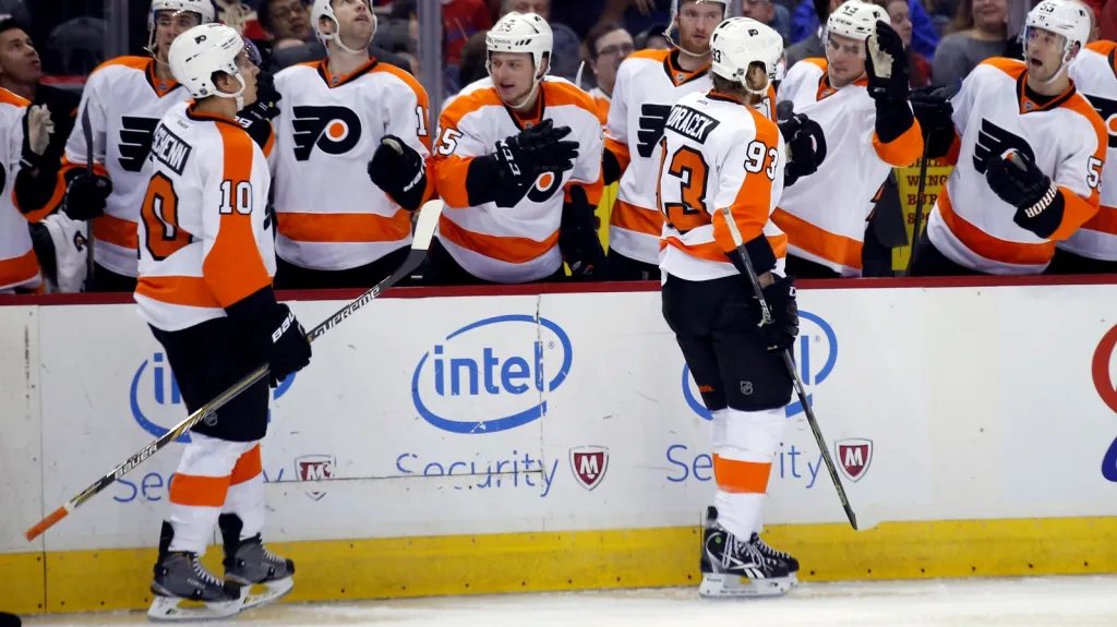 Jakub Voráček (vpravo) slaví se svými spoluhráči z Philadelphie