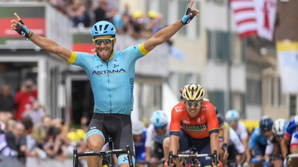 Omar Fraile vítězí před Sonnym Colbrellim