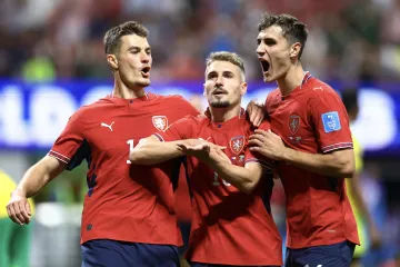 Michal Sadílek slaví gól s parťáky Patrikem Schickem a Alexandrem Sojkou
