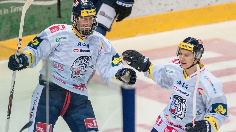 Pavel Zacha slaví gól do sítě Chomutova