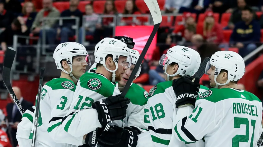 Radek Faksa (uprostřed s číslem 12) se raduje se spoluhráči z Dallasu z gólu