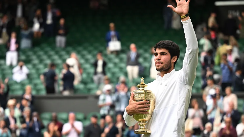 Carlos Alcaraz s trofejí pro vítěze Wimbledonu