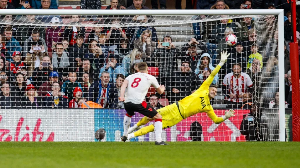 James Ward-Prowse proměnil penaltu v nastavení duelu Tottenhamu se Southamptonem