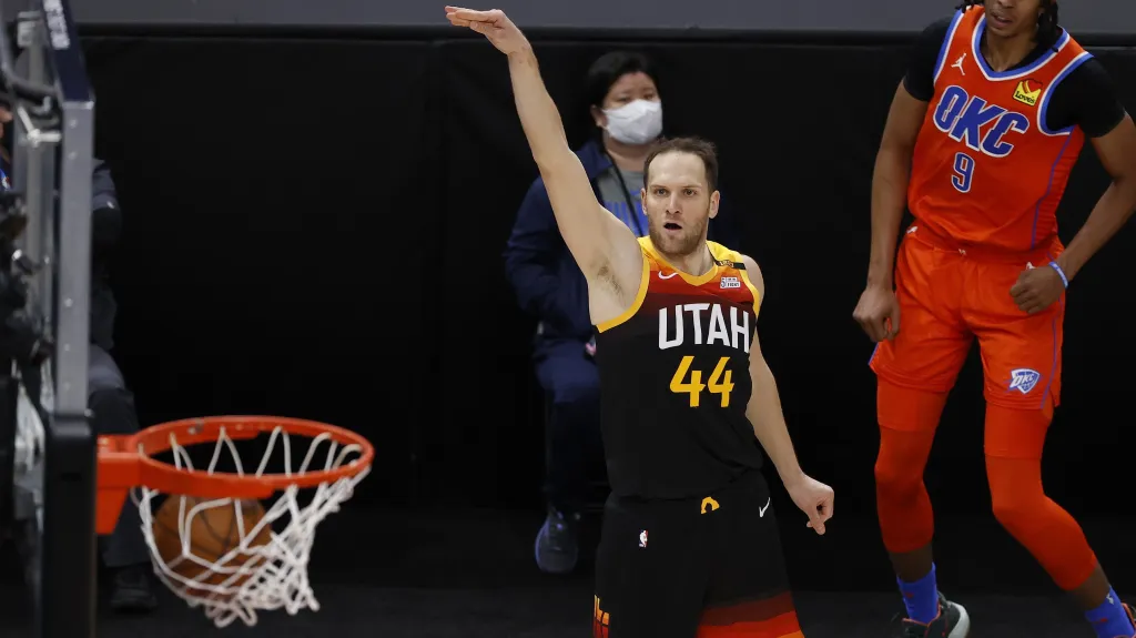 Bojan Bogdanovič z Utahu posílá míč do koše v utkání NBA