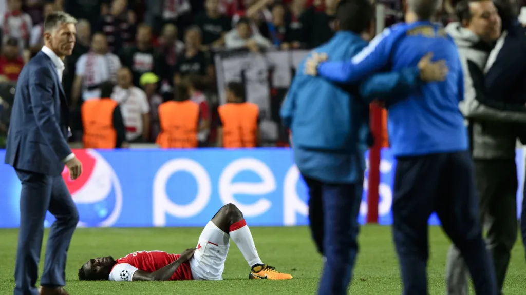 Zklamaní slávisté pozorují radost APOELu