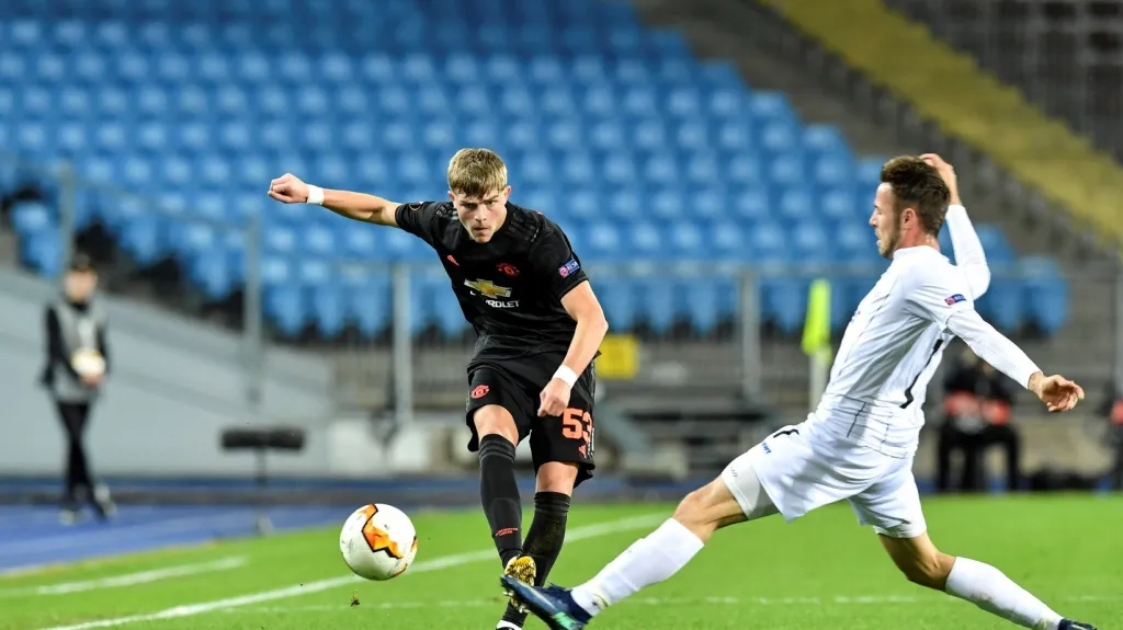 Brandon Williams z Manchesteru United a Rene Renner z Lince