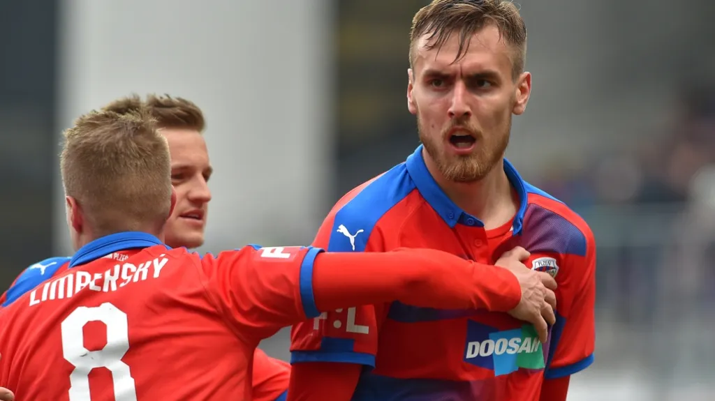 Tomáš Chorý se raduje z branky se spoluhráči z Plzně