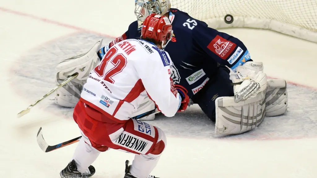 Tomáš Netík v dresu Třince střílí branku Jánu Lašákovi