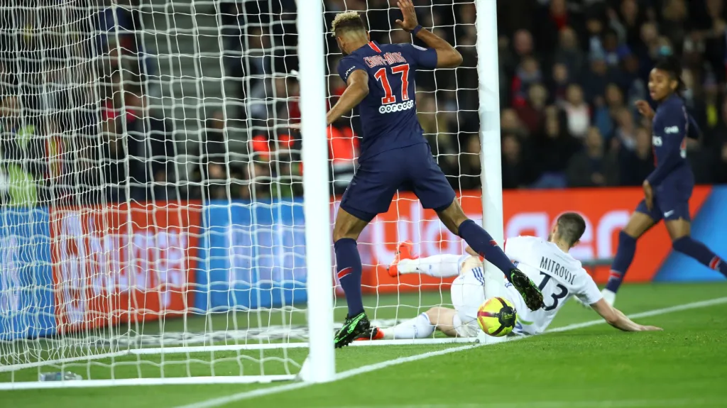 Eric Choupo-Moting z PSG neproměňuje stoprocentní šanci v utkání se Štrasburkem