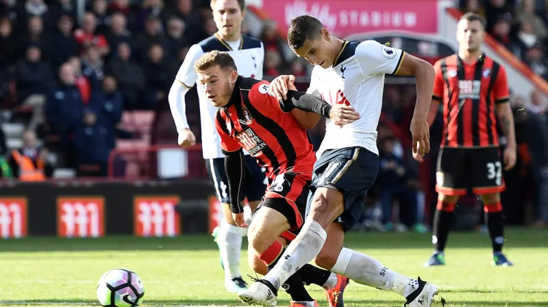 Erik Lamela z Tottenhamu střílí na branku Bournemouthu