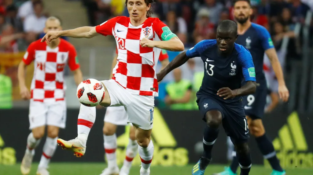 Luka Modrič z Chorvatska v souboji s N'Golo Kantém z Francie 