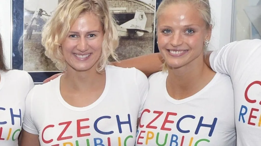 Plavkyně Martina Moravčíková (vlevo) a Simona Baumrtová