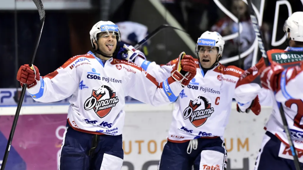 Radující se hokejisté Pardubic