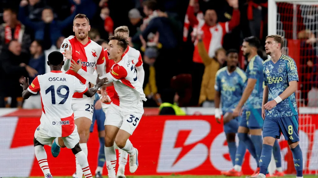 Slávisté se radují po gólu v brance Ajaxu