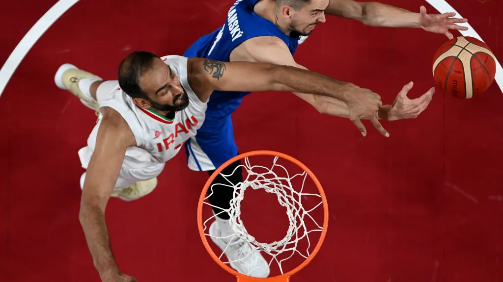 Tomáš Satoranský (vpravo) v utkání s Íránem