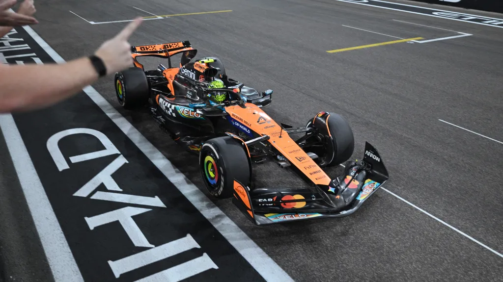 Lando Norris si třetím místem v Abú Dhabí zajistil titul mistra světa