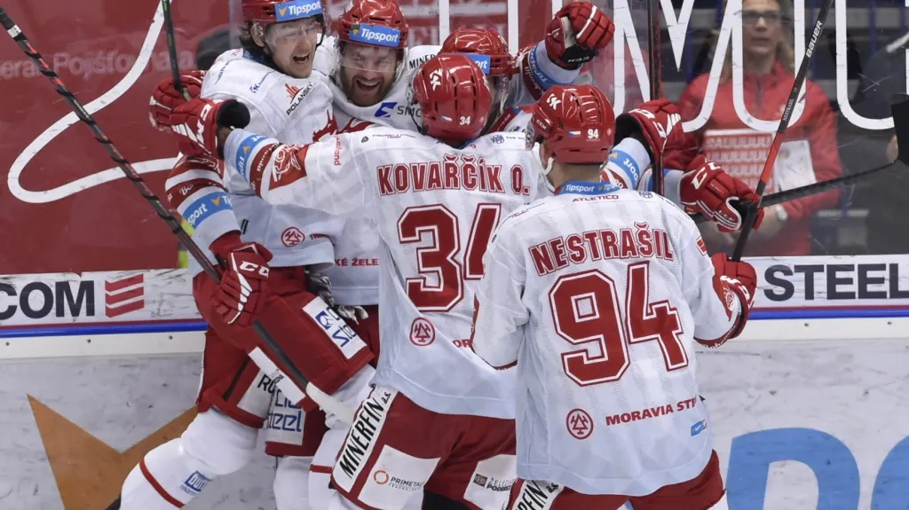 Třinečtí hokejisté oslavují trefu Davida Musila