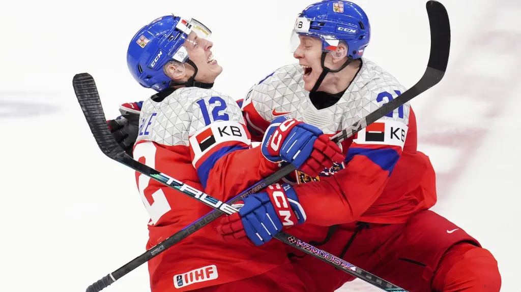 Kapitán Eduard Šalé (vlevo) se raduje s Jakubem Štanclem