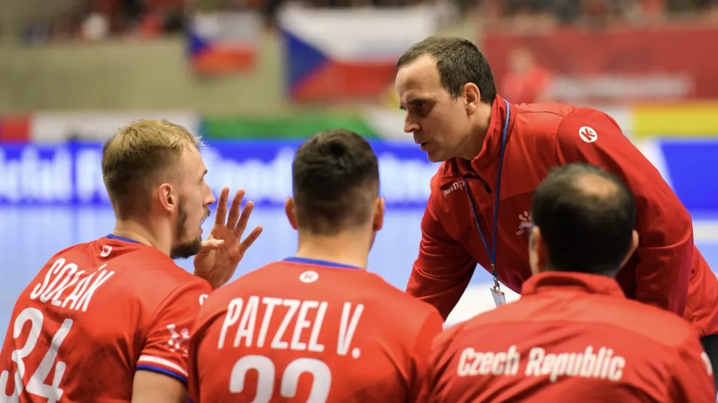 Xavier Sabaté udílí pokyny českým házenkářům