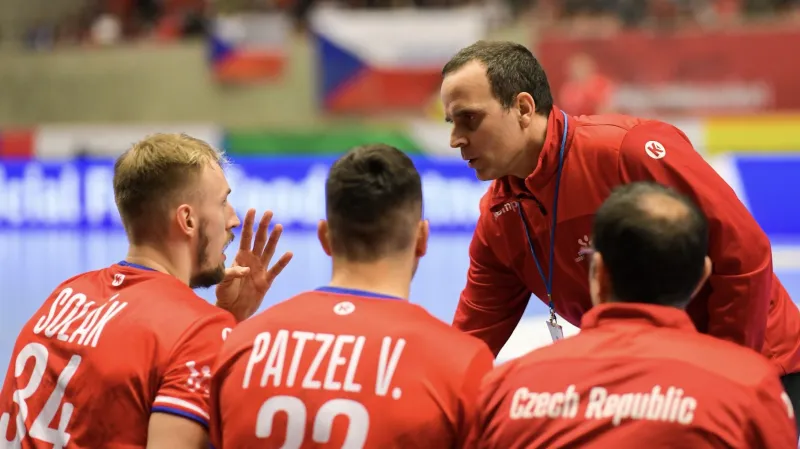 Xavier Sabaté udílí pokyny českým házenkářům