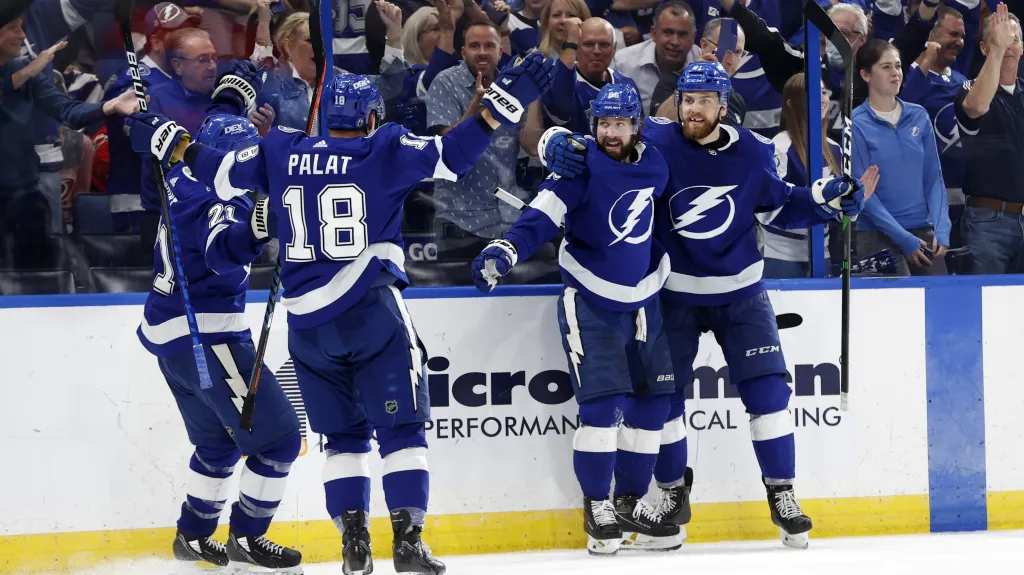 Hokejisté Tampy Bay oslavují gól v play-off NHL