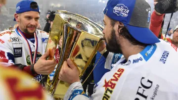 Brněnští Jan Hruška a Martin Zaťovič slaví s pohárem pro mistra extraligy