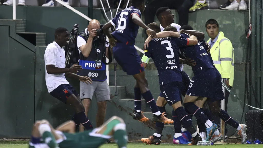 Fotbalisté Slavie se radují z gólu v Aténách