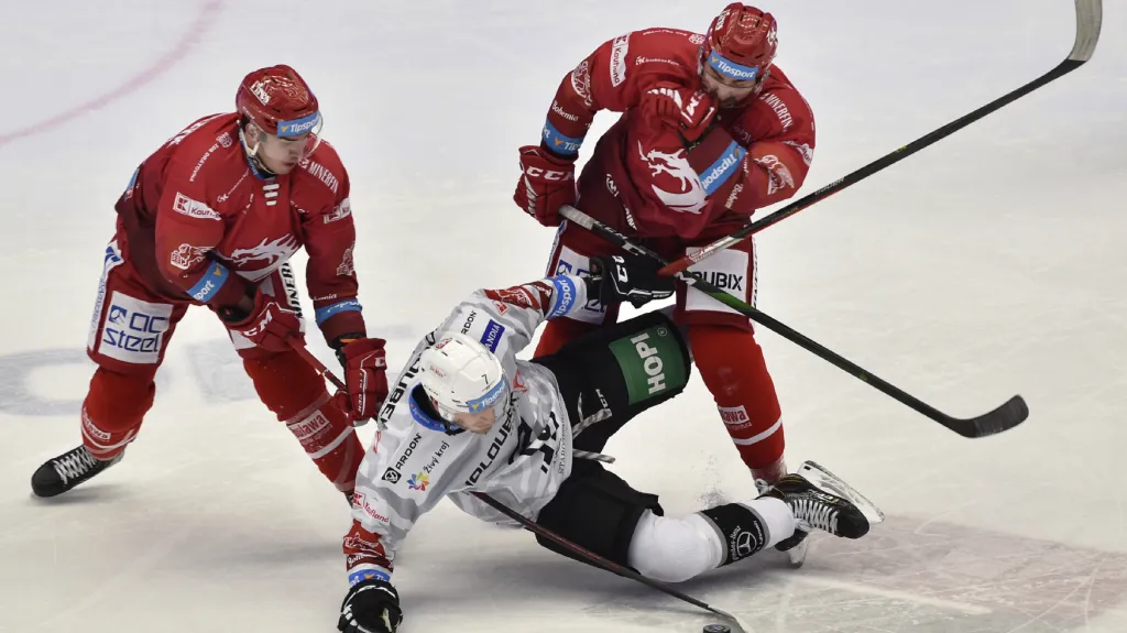 Třinečtí polští útočníci Alan Lyszczarczyk a Filip Komorski zpracovávají Michala Plutnara